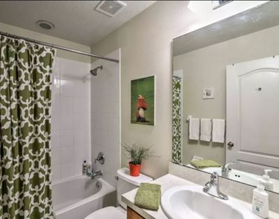 Beautiful 6 Bedroom 3 Bath Vacation Home ( Gated Community)